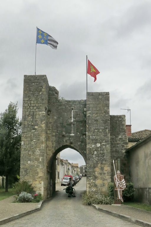 Entrée dans Sauveterre-de-Guyenne par l'une des 4 portes de l'ancienne enceinte